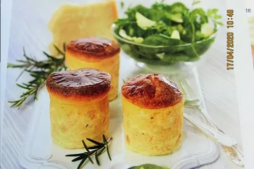 Petits flans de parmesan, tomate confite